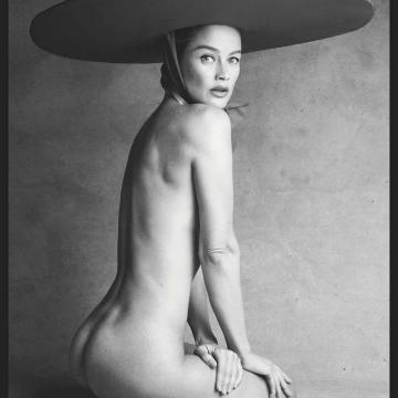 Carolyn Murphy shows nude tits and ass