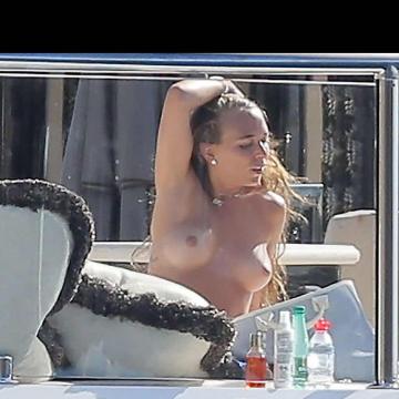 Chloe Green : Rich bitch showing off big nude boobs