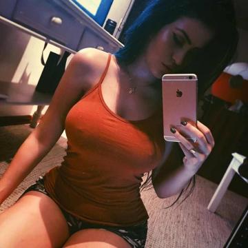 Claudia Alende hard nipples selfie
