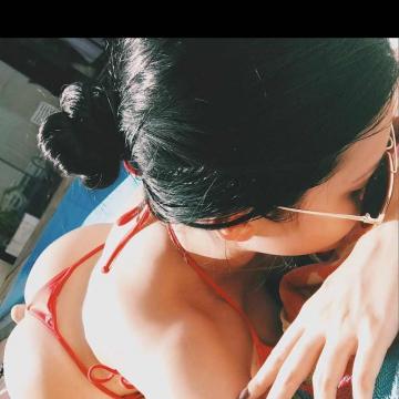 Claudia Alende reveals nude ass