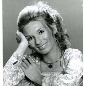 Cloris Leachman goes hot and sexy