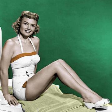 Donna Reed shows sexy legs