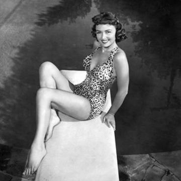 Donna Reed stuns fans with sexy legs