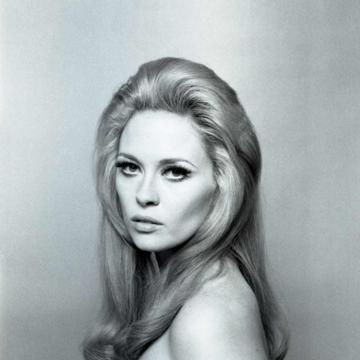 Faye Dunaway goes topless for photograph