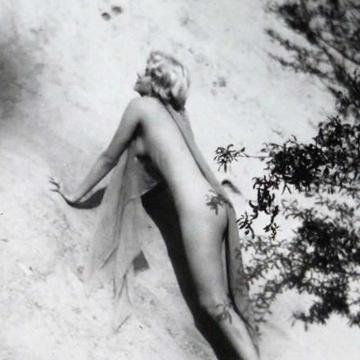 Jean Harlow shows naked body
