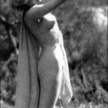 Jean Harlow shows sexy naked body