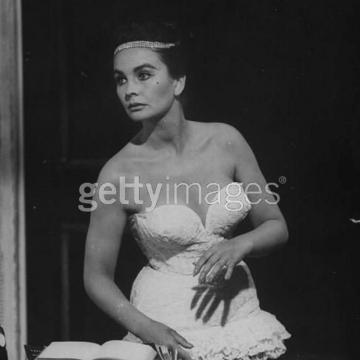 Jean Simmons shows sexy nude tits