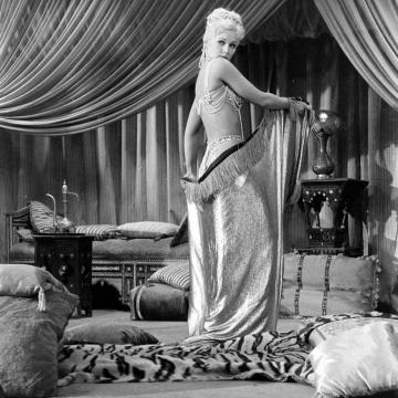 Kim Novak shows nude ass