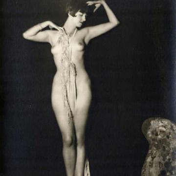 Louise Brooks shows big boobs